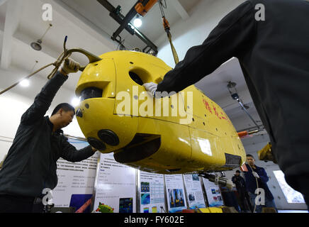 (160422) -- SHENYANG, 22 avril 2016 (Xinhua) -- les travailleurs n'en Chine entretien sous-marin sans pilote n°2 Qianlong à Shenyang, capitale de la province du Liaoning en Chine du nord-est, le 22 avril 2016. Qianlong no2 a achevé sa première exploration dans le sud-ouest de l'Océan Indien au début de ce mois, à Shenyang, où il a été développé. Il a plongé 16 fois au cours de l'exploration du 16 décembre 2015 au 4 mars 2016 dans le sud-ouest de l'Océan Indien. Son travail a porté sur 218 kilomètres carrés avec la profondeur maximale de plus de 3,2 km, selon les chercheurs de l'Institut d'automatisation en vertu de Shenyang Banque D'Images