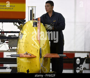 (160422) -- SHENYANG, 22 avril 2016 (Xinhua) -- les travailleurs n'en Chine entretien sous-marin sans pilote n°2 Qianlong à Shenyang, capitale de la province du Liaoning en Chine du nord-est, le 22 avril 2016. Qianlong no2 a achevé sa première exploration dans le sud-ouest de l'Océan Indien au début de ce mois, à Shenyang, où il a été développé. Il a plongé 16 fois au cours de l'exploration du 16 décembre 2015 au 4 mars 2016 dans le sud-ouest de l'Océan Indien. Son travail a porté sur 218 kilomètres carrés avec la profondeur maximale de plus de 3,2 km, selon les chercheurs de l'Institut d'automatisation en vertu de Shenyang Banque D'Images