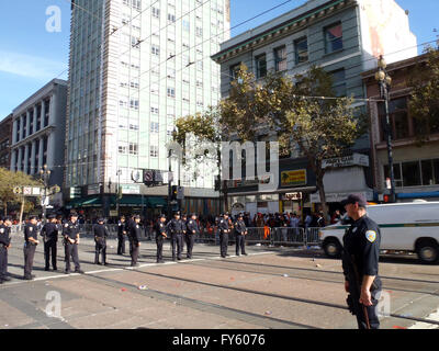 SAN FRANCISCO, CA - le 3 novembre : les agents de police font la queue sur Market street à l'intersection de la rue six pendant la Parade des Géants World Series comme un fourgon de police en 2010, le 3 novembre à San Francisco, CA. Banque D'Images