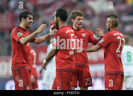 Munich, Javier Martinez (l-r), Medhi Benatia, Thomas Mueller et Arturo Vidal célébrer au cours de la DFB allemand de football match de demi-finale entre le Bayern Munich et le Werder Brême à l'Allianz Arena de Munich, Allemagne, 19 avril 2016. Photo : Andreas GEBERT/dpa Banque D'Images