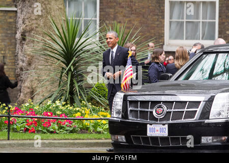 London UK. 22 avril 2016. Le président américain Barack Obama arrive au 10 Downing Street par le Premier ministre britannique David Cameron. Barack Obama qui est sur une visite arrive à prêter son soutien politique dans le cadre de la relation spéciale pour la Grande-Bretagne d'un séjour en Europe Crédit : amer ghazzal/Alamy Live News Banque D'Images