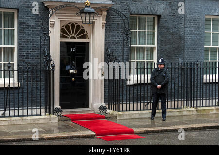 Londres, Royaume-Uni. 22 avril 2016. Un policier monte la garde par le tapis rouge comme Barack Obama, président des États-Unis, visites, David Cameron, premier ministre, à Downing Street au cours de sa visite d'Etat de trois jours au Royaume-Uni. Crédit : Stephen Chung/Alamy Live News Banque D'Images