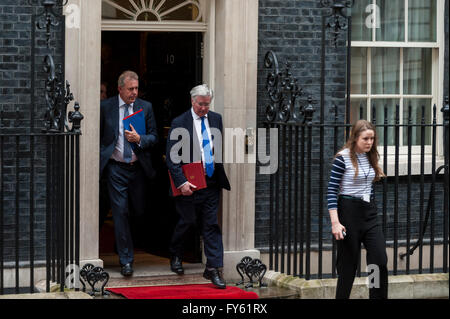 Londres, Royaume-Uni. 22 avril 2016. Michael Fallon, Secrétaire d'État à la défense, (centre) sort de numéro 10 comme Barack Obama, président des États-Unis, visites, David Cameron, premier ministre, à Downing Street au cours de sa visite d'Etat de trois jours au Royaume-Uni. Crédit : Stephen Chung/Alamy Live News Banque D'Images