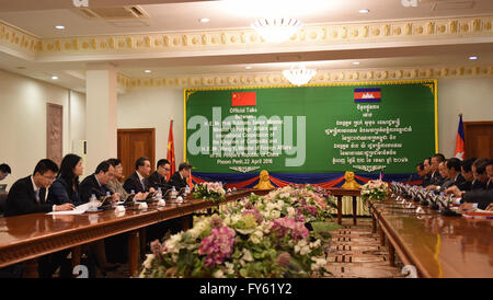 Phnom Penh, Cambodge. 22 avr, 2016. Le Ministre chinois des affaires étrangères Wang Yi rencontre son homologue cambodgienne Prak Sokhonn à Phnom Penh, Cambodge, 22 avril 2016. © Xue Lei/Xinhua/Alamy Live News Banque D'Images