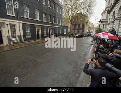 Downing Street, London, UK. 22 avril 2016. Worlds press photo le président américain Barack Obama rencontre le Premier ministre britannique David Cameron à Downing Street, en provenance du château de Windsor après déjeuner privé avec la reine pour célébrer son 90ème anniversaire. Credit : Malcolm Park editorial/Alamy Live News. Banque D'Images