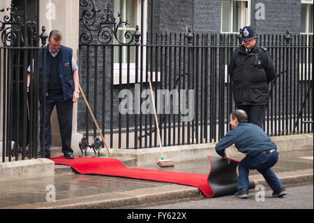 Downing Street, London, UK. 22 avril 2016. Tapis rouge est installé pour la visite du président américain Barack Obama rencontre le Premier ministre britannique David Cameron à Downing Street, en provenance du château de Windsor après déjeuner privé avec la reine pour célébrer son 90ème anniversaire. Credit : Malcolm Park editorial/Alamy Live News. Banque D'Images