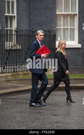 Downing Street, London, UK. 22 avril 2016. Philip Hammond MP, Ministre des affaires étrangères et du Commonwealth, feuilles 10, Downing Street pour assister à la conférence de presse avec David Cameron et Barack Obama à l'Office des étrangers. Mise à jour : En juillet 2016, Chancelier de l'Échiquier. Credit : Malcolm Park editorial/Alamy Live News. Banque D'Images