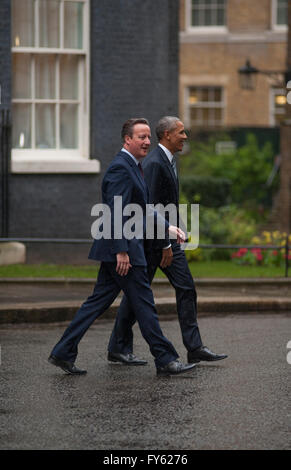 Downing Street, London, UK. 22 avril 2016. PM David Cameron de Grande-Bretagne et le président américain Barack Obama laisser 10 Downing Street pour assister à une conférence de presse à l'Office des étrangers. Credit : Malcolm Park editorial/Alamy Live News. Banque D'Images