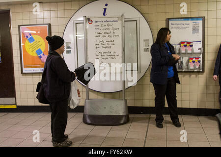 Londres, Royaume-Uni. 22 avril 2016. Un hommage à une chanson 'Purple Rain sur une station de métro de Londres à la chanteuse et auteur-compositeur Prince décédé le jeudi 21 avril de 57 à Minneapolis : Crédit amer ghazzal/Alamy Live News Banque D'Images