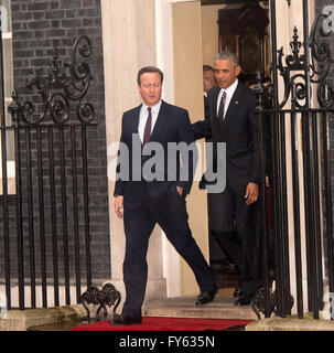 Londres, Royaume-Uni. 22 avril, 2016. Le président Barack Obama et le Premier ministre britannique, M. David Cameron quitter 10 Downing Street Crédit : Ian Davidson/Alamy Live News Banque D'Images