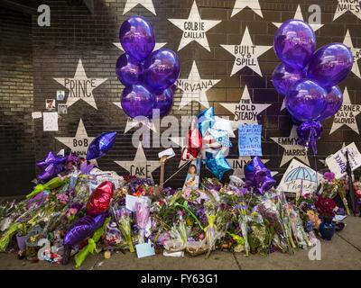 Minneapolis, MN, USA. 22 avr, 2016. Le mémorial de Prince à la 1re Avenue, une discothèque et salle de concert à Minneapolis. Des milliers de gens sont venus à la 1ère avenue à Minneapolis vendredi pour pleurer la mort du Prince, dont le nom complet est Prince Rogers Nelson. 1re Avenue est la discothèque l'icône musicale rendue célèbre dans son film autobiographique semi ''Purple Rain''. Prince, 57 ans, est décédé jeudi 21 avril, 2016, à Paisley Park, sa maison, le bureau et l'enregistrement complexe dans Chanhassen, MN. Crédit : Jack Kurtz/ZUMA/Alamy Fil Live News