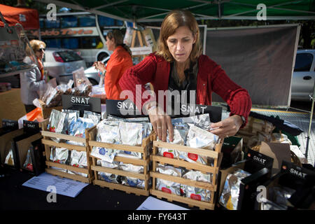 Buenos Aires. 22 avr, 2016. Un vendeur organise des produits à son stand de fruits lyophilisés dans l'agriculture biologique et équitable, durable marquant la Journée de la Terre, à Buenos Aires, capitale de l'Argentine, le 22 avril 2016. © Martin Zabala/Xinhua/Alamy Live News Banque D'Images