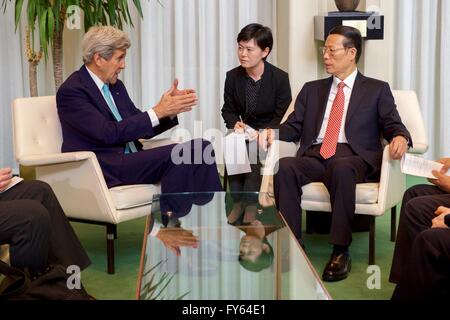 New York, USA. 22 avr, 2016. Le secrétaire d'Etat John Kerry parle avec le vice-Premier ministre chinois Zhang Jaili lors d'une réunion bilatérale avant de s'adressant aux délégués et avant la signature de l'Accord sur le Changement Climatique COP21 à la salle de l'Assemblée générale des Nations Unies le 22 avril 2016, dans la ville de New York. Credit : Planetpix/Alamy Live News Banque D'Images