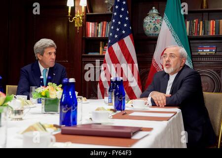 New York, USA. 22 avr, 2016. Le ministre iranien des affaires étrangères, Javad Zarif, lors d'une réunion bilatérale avec le secrétaire d'Etat John Kerry à l'hôtel Lotte Palace 22 avril 2016 à New York. Credit : Planetpix/Alamy Live News Banque D'Images