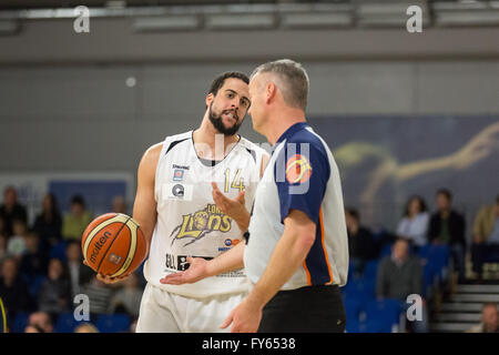 Sheffield, UK 22 avril, 2016. London Lions contre Sheffield Arena, EIS Requins à Sheffield. Requins Sheffield gagner 94-7. Les Lions de Londres' Jamal Williams remonstrates avec l'arbitre. Copyright Carol Moir/Alamy Live News. Banque D'Images