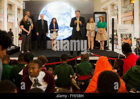 Washington DC, USA. 22 avr, 2016. La NASA célèbre le jour de la Terre avec le public dans le hall principal de la gare Union à Washington, DC. De nombreux scientifiques, astrophysiciens, l'astronaute Piers Sellers et présenté les dernières études de l'espace et des sciences de la terre et technologies, et partagé des histoires de leur expérience de travail avec la NASA. Credit : B Christopher/Alamy Live News Banque D'Images