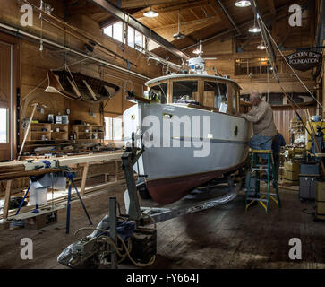 Port Townsend, Washington, USA. 24Th Mar, 2016. Bateaux en bois sont restaurés et construit dans le nord-ouest du Port Townsend Centre Maritime. Le centre offre des cours de construction de bateaux pour les artisans de tous les niveaux de compétence. © Bruce Chambers/ZUMA/Alamy Fil Live News Banque D'Images