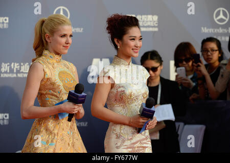 Beijing, Chine. Apr 23, 2016. Aventurina King(L) et Lan Yu à l'hôte de la cérémonie de clôture du 6ème Festival International du Film de Beijing (BJIFF) à Beijing, capitale de Chine, le 23 avril 2016. Credit : Lu Peng/Xinhua/Alamy Live News Banque D'Images