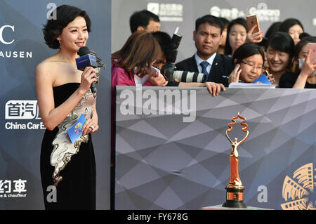 Beijing, Chine. Apr 23, 2016. Xiang Zhen (L) héberge à la cérémonie de clôture du 6ème Festival International du Film de Beijing (BJIFF) à Beijing, capitale de Chine, le 23 avril 2016. Crédit : Li Xin/Xinhua/Alamy Live News Banque D'Images