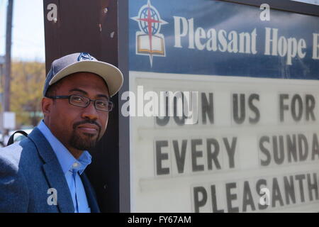 Baltimore, USA. 14 mai, 2016. Le pasteur Heber Brown sourire alors qu'il est photographié à Baltimore, USA, 14 mai 2016. L'état du Maryland est un des plus riches états aux États-Unis. La ville de Baltimore, cependant, reçoit peu à rien de cet argent. Le Maryland est primaire aura lieu le mardi 26 avril. Photo : Maren Hennemuth/dpa/Alamy Live News Banque D'Images