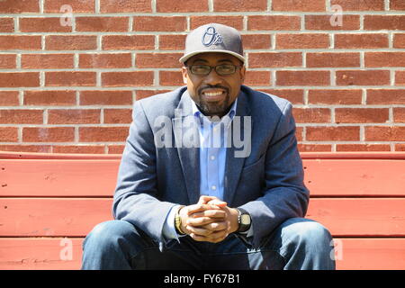 Baltimore, USA. 14 mai, 2016. Le pasteur Heber Brown sourire alors qu'il est photographié à Baltimore, USA, 14 mai 2016. L'état du Maryland est un des plus riches états aux États-Unis. La ville de Baltimore, cependant, reçoit peu à rien de cet argent. Le Maryland est primaire aura lieu le mardi 26 avril. Photo : Maren Hennemuth/dpa/Alamy Live News Banque D'Images