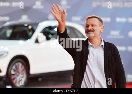 Beijing, Chine. Apr 23, 2016. Mokritskiy Sergey Directeur, marche le tapis rouge à la cérémonie de clôture du 6ème Festival International du Film de Beijing (BJIFF) à Beijing, capitale de Chine, le 23 avril 2016. Crédit : Chen Bin/Xinhua/Alamy Live News Banque D'Images