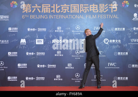 Beijing, Chine. Apr 23, 2016. Directeur Peter Plaugborg marche sur le tapis rouge à la cérémonie de clôture du 6ème Festival International du Film de Beijing (BJIFF) à Beijing, capitale de Chine, le 23 avril 2016. Crédit : Li Xin/Xinhua/Alamy Live News Banque D'Images