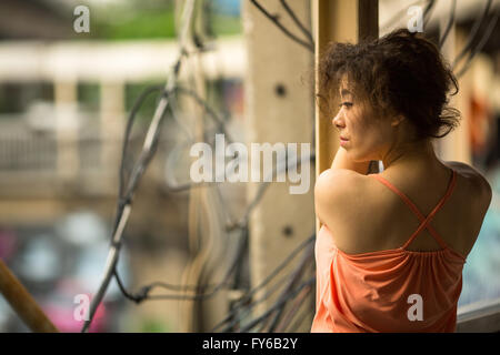 Belle asiatique femme debout sur le pont. Banque D'Images