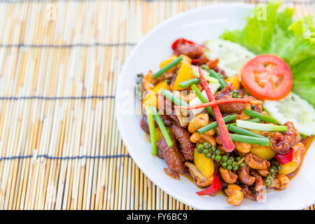 Sauté de poulet aux noix de cajou qui appelé en thaï comme kai pud med mamuang Banque D'Images