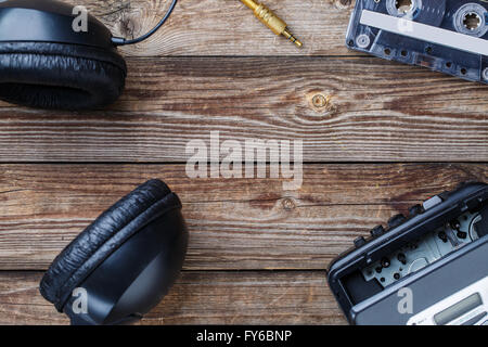 K7, lecteur de cassettes et d'écouteurs sur la table en bois. vue d'en haut. Banque D'Images