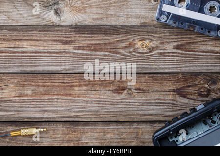 Cassette, lecteur de cassettes et d'écouteurs sur la table en bois. vue d'en haut. Banque D'Images