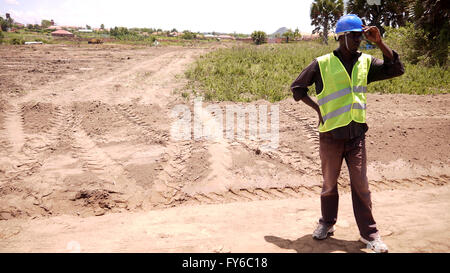 Les traces de pneus de machines à un travaux de construction d'Akii Bua Stadium dans le district de Lira, dans le nord de l'Ouganda. Banque D'Images