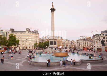 Trafalgar square avec les gens et les touristes au crépuscule à Londres Banque D'Images