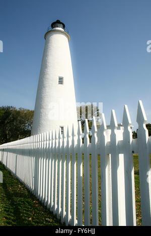 Ocracoke Island Lighthouse et clôture blanche sur les Outer Banks de Caroline du Nord. Banque D'Images