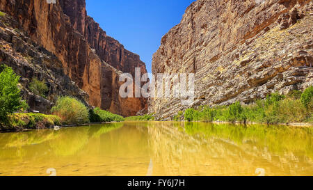 Rio Grande river coule à travers Santa Elena Canyon dans le parc national Big Bend Banque D'Images