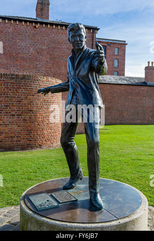 Statue de singer Billy Fury par le sculpteur Tom Murphy, Albert Dock, Liverpool, Merseyside, England, UK Banque D'Images