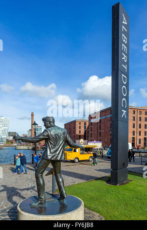 Albert Dock avec statue de singer Billy Fury dans l'avant-plan, Liverpool, Merseyside, England, UK Banque D'Images