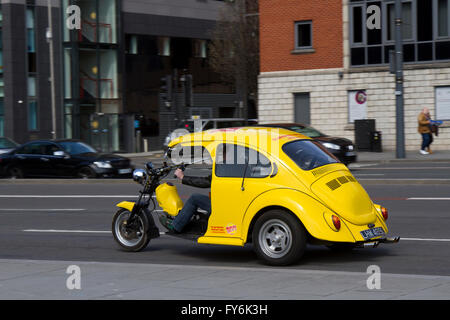 1973 70s seventies jaune modifié sur mesure vieux style VW Trikes; 3 roues moto, conception de moto, conception de vélo, Custom 3 roues, trike, tricycle, conversion de moto à 3 roues, motos trikes, moto à trois roues. Voitures rares personnalisées voitures vue latérale flou de route; circulation sur 'The Strand' la route principale à Liverpool, Royaume-Uni Banque D'Images