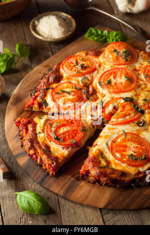 Vegan fait maison Pizza à Croûte de chou-fleur à la Tomate et basilic Banque D'Images