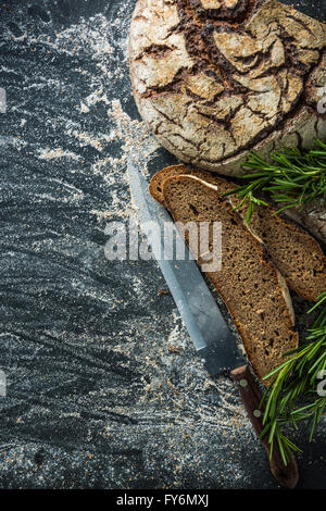 Tranches de pain de seigle pain artisanal, dark slate sur d'en haut Banque D'Images