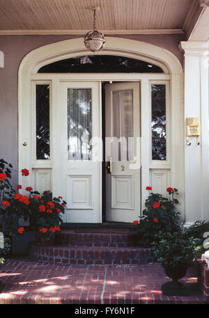 La double porte en bois avec des fenêtres en verre gravé et pièces en cuivre ; vieille maison en centre-ville de Charleston, Caroline du Sud, USA Banque D'Images