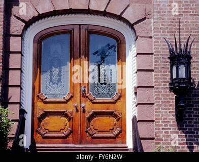 La double porte en bois avec des fenêtres en verre gravé ; vieille maison en centre-ville de Charleston, Caroline du Sud, USA Banque D'Images