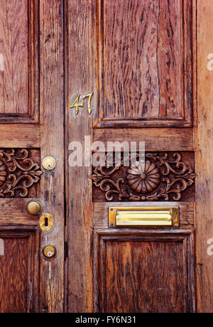 La porte en bois et pièces en cuivre de vieille maison en centre-ville de Charleston, Caroline du Sud, USA Banque D'Images