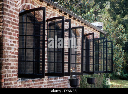 WINDOWS SUR GRANGE HISTORIQUE ; MIDDLETON PLACE, c1741 ; 50 000 acres à l'origine de la plantation de riz ; Charleston, Caroline du Sud, USA Banque D'Images