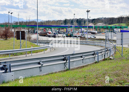 Les postes de péage français sur A41 road par Allonzier-la-Caille Banque D'Images