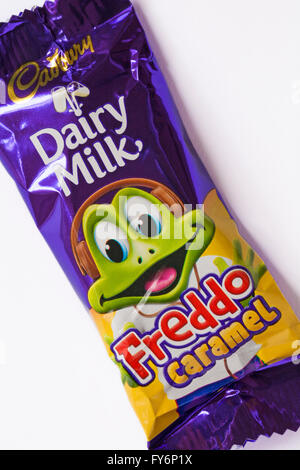 Enveloppé de lait Cadbury Freddo caramel barre de chocolat sur fond blanc Banque D'Images