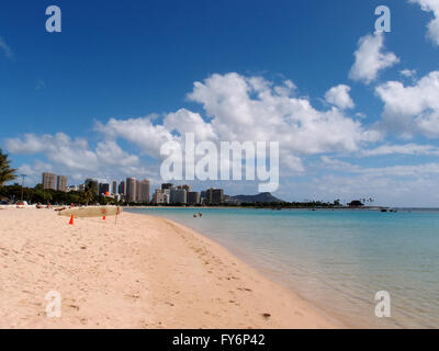 Lifeguard surfboard at Ala Moana Beach sur une belle journée. Banque D'Images