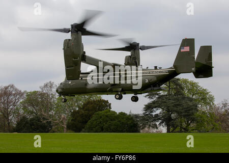 La Bell Boeing V-22 Osprey est un multi-mission, les avions militaires à rotors basculants avec à la fois un décollage et atterrissage verticaux Banque D'Images