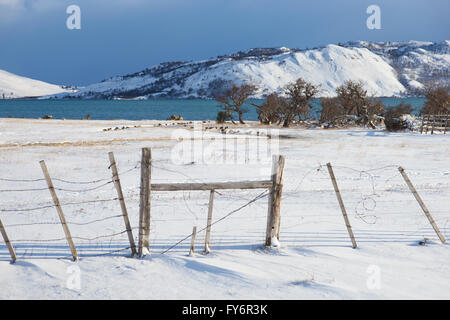 La neige a couvert les champs et les montagnes autour de Laguna Verde, en hiver, dans le Parc National Torres del Paine en Patagonie, au Chili. Banque D'Images