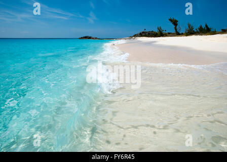 La vague a frappé la plage vierge préservée sur l'île inhabitée Half Moon Cay (Bahamas). Banque D'Images